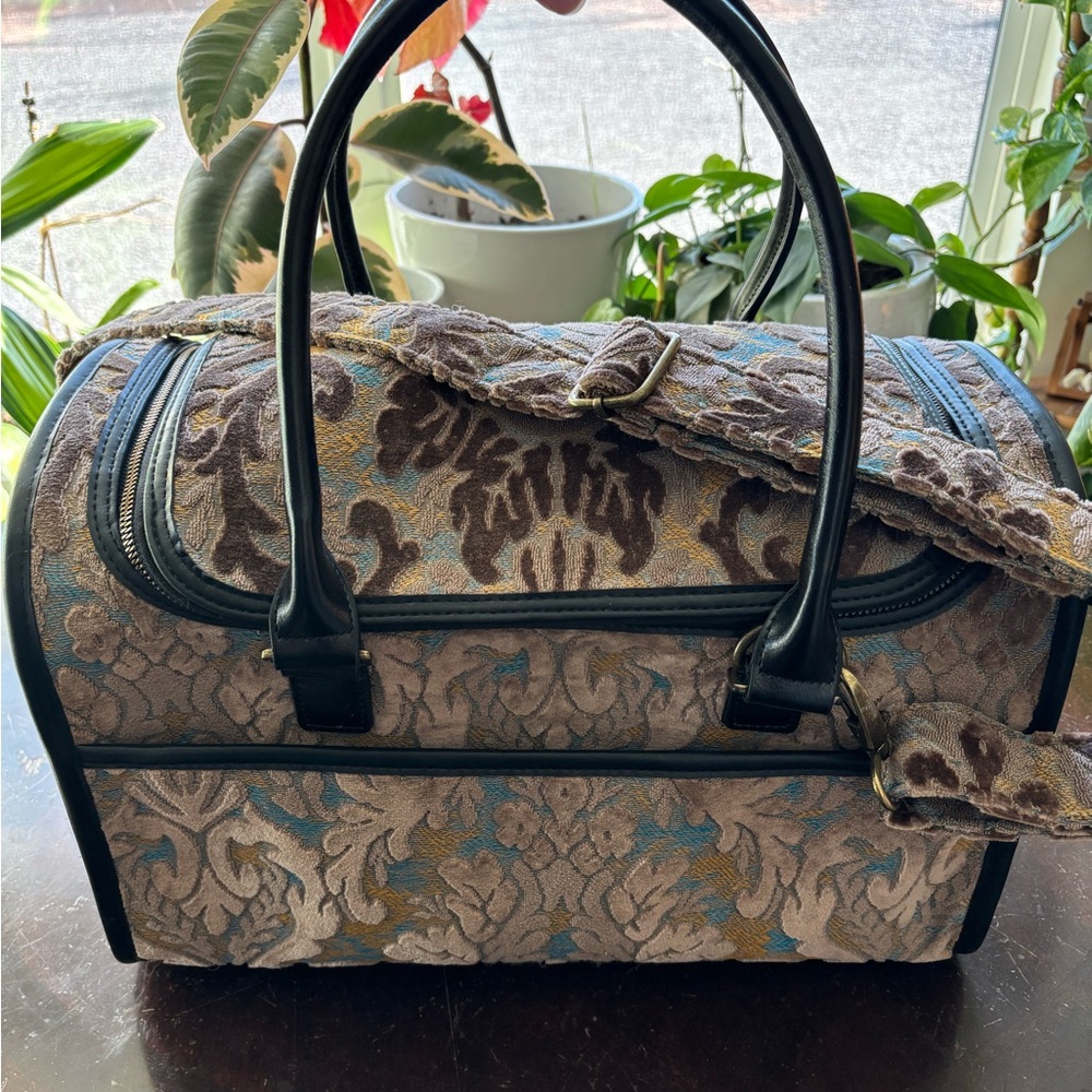 Elegant carpet bag dog/cat carrier